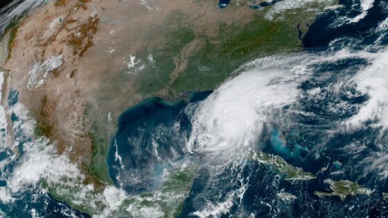 Hurricane Milton closes in on Florida