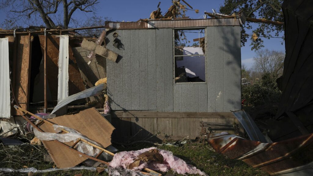 Tornadoes in Texas and Mississippi kill 2 and injure 6